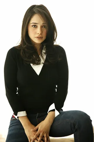 Juggan Kazim Hot Sexy Bikini Stills
