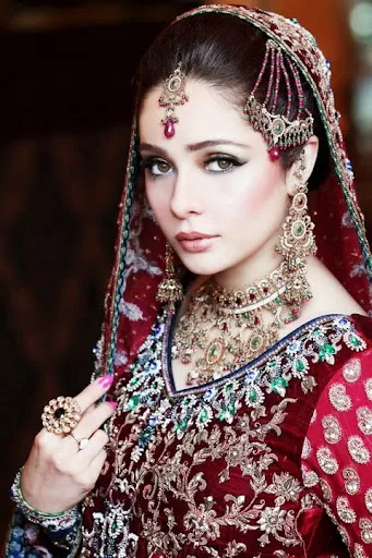 Juggan Kazim Hot Sexy Bikini Pics