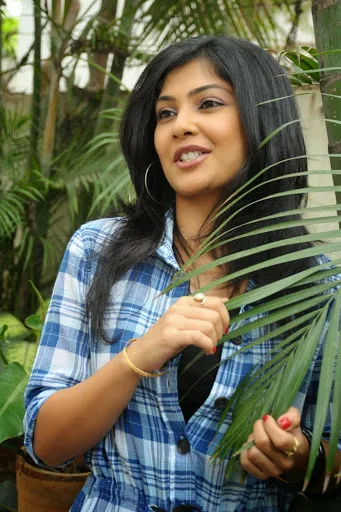 Kamalinee-Mukherjee-Hot-Bikini-Bra-Images