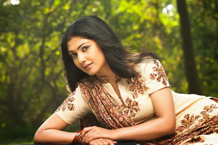 Kamalinee-Mukherjee-Hot-Bikini-Pics