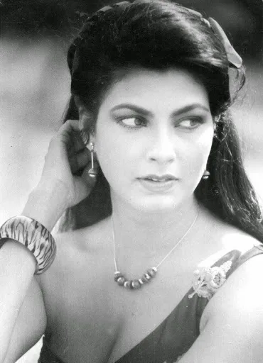 Kimi-Katkar-Hot-Bikini-Image-Gallery