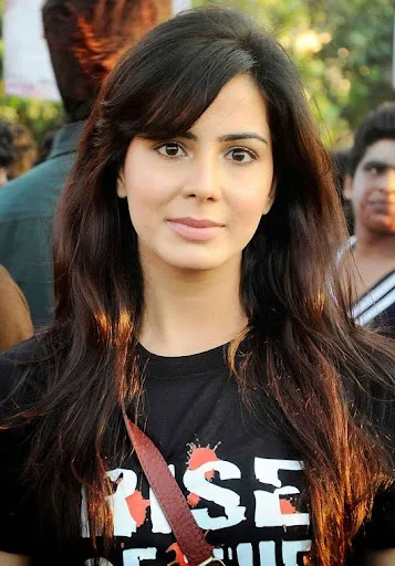 Kirti Kulhari Hot Sexy Bikini Image Gallery