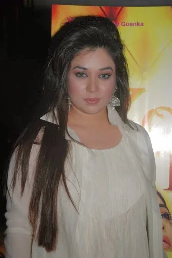 Komal Rizvi Hot Sexy Bikini Image Gallery