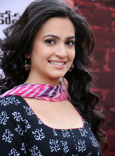 Kriti-Kharbanda-Hot-Bikini-Wallpaper