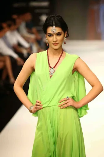 Kriti Sanon Hot Sexy Bikini Wallpapers