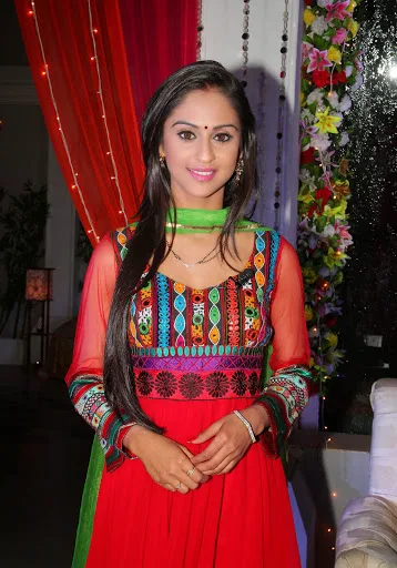 Krystle-D'Souza-Hot-Bra-Images