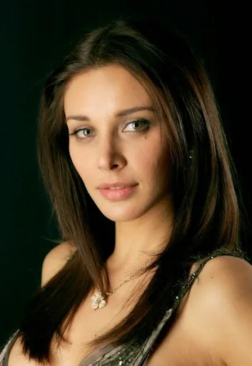 Lisa-Ray-Hot-Bikini-Still
