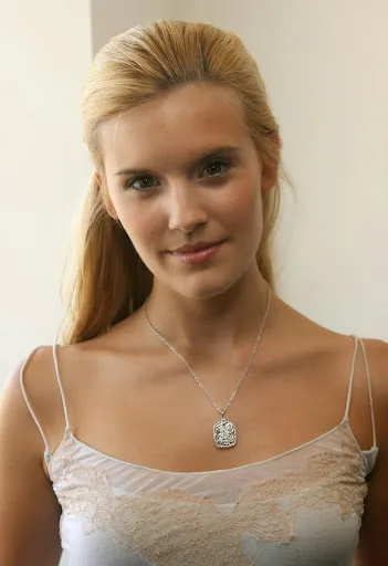 Maggie Grace Hot Sexy Bikini Pics