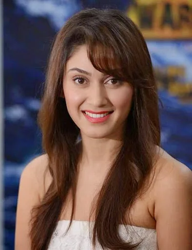 Manjari-Phadnis-Hot-Bra-Images