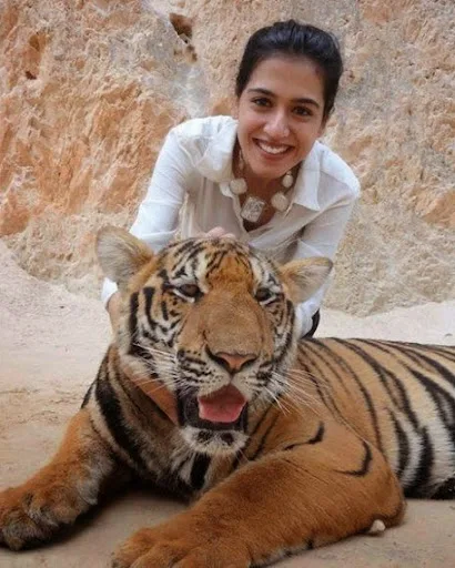 Mansha Pasha Hot Sexy Bikini Wallpapers