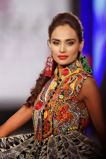 Mehreen Syed Hot Sexy Bikini Wallpaper