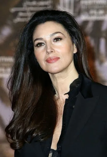 Monica-Bellucci-Hot-Bikini-Wallpapers