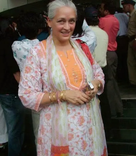 Nafisa Ali Hot Sexy Bikini Wallpapers