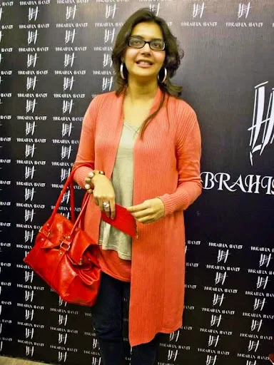 Nida Yasir Hot Sexy Bikini Wallpaper