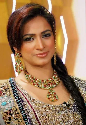 Noor Bukhari Hot Sexy Bikini Wallpaper