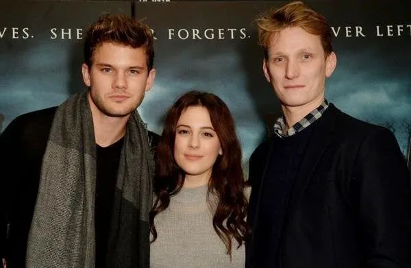 Phoebe Fox Hot Sexy Bikini Wallpapers