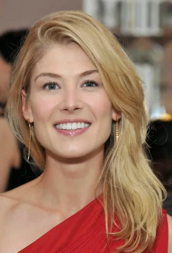 Rosamund Pike Hot Sexy Bikini Images, Photos, Pics, Stills