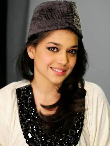 Sanam Jung Hot Sexy Bikini Image Gallery