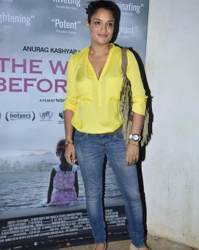 Sandhya-Mridul-Hot-Bikini-Wallpaper