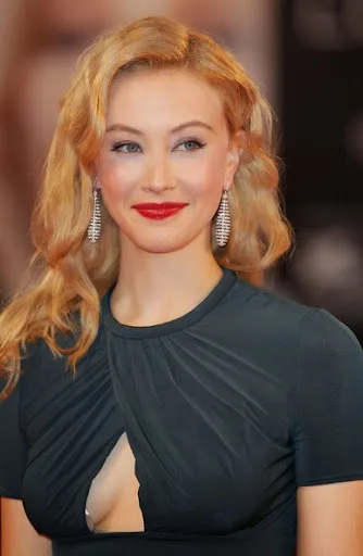 Sarah Gadon Hot Sexy Bikini Image Gallery