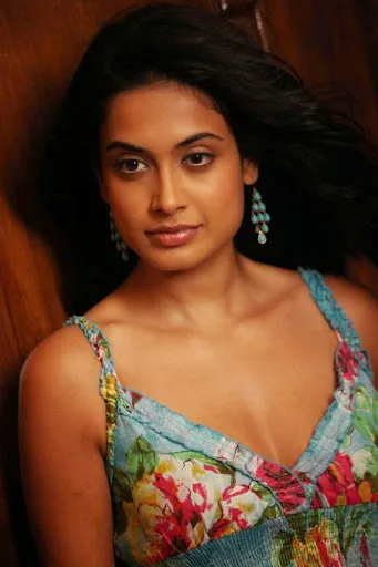 Sarah-Jane Dias Hot Sexy Bikini Bra Still