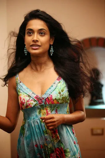 Sarah-Jane Dias Hot Sexy Bikini Bra Image Gallery