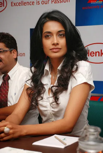 Sarah-Jane Dias Hot Sexy Bikini Bra Photos