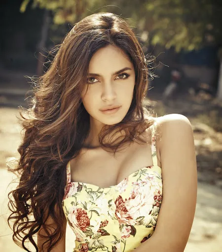 Shazahn-Padamsee-Hot-Bra-Wallpapers