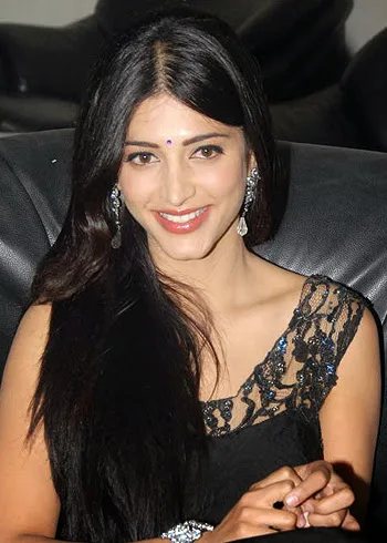 Shruti Hassan Hot Sexy Bikini Wallpaper