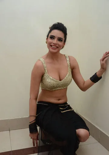 Shweta-Bhardwaj-Hot-Bikini-Photos