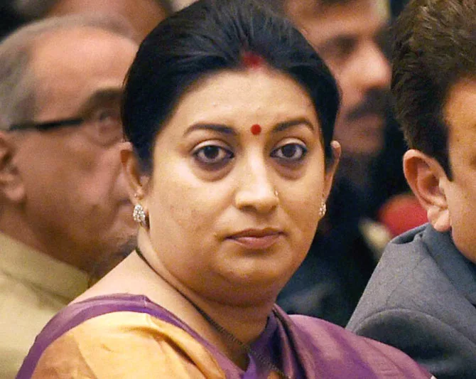 Smriti-Irani-Hot-Bikini-Wallpaper