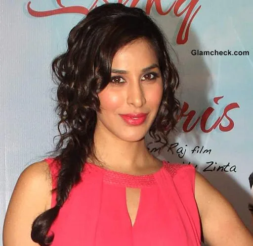 Sophia-Chaudhary-Hot-Bikini-Wallpaper