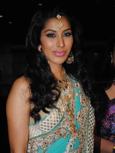 Sophia-Chaudhary-Hot-Bikini-Images