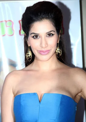 Sophia-Chaudhary-Hot-Bikini-Pics