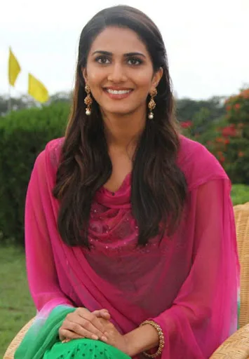 Vaani-Kapoor-Hot-Bra-Images