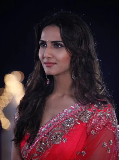 Vaani-Kapoor-Hot-Pics