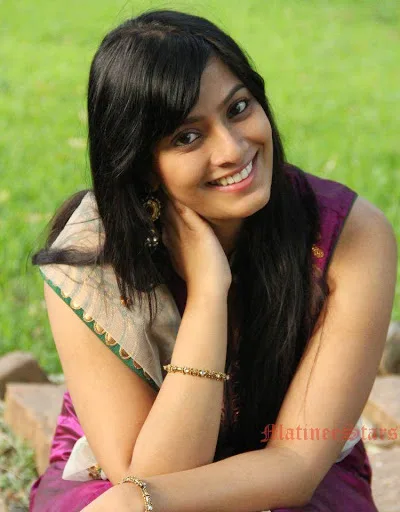 Varalaxmi-Sarathkumar-Hot-Bikini-Pic
