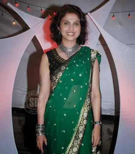 Varsha-Usgaonkar-Hot-Bra-Images