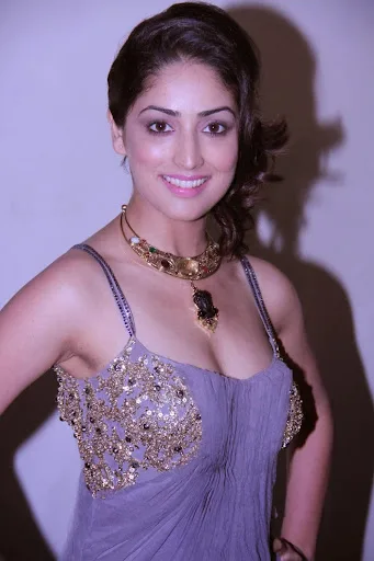 Yami Gautam Hot Sexy Bikini Bra Pic