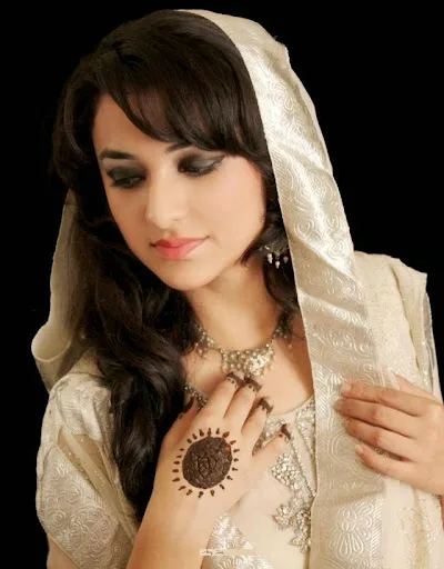 Yumna Zaidi Hot Sexy Bikini Image Gallery
