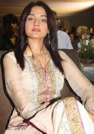 Zara Sheikh Hot Sexy Bikini Photos