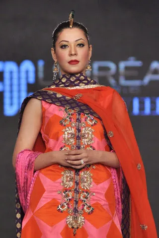 Zeba Ali Hot Sexy Bikini Stills