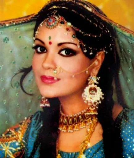 Zeenat-Aman-Hot-Bikini-Wallpapers