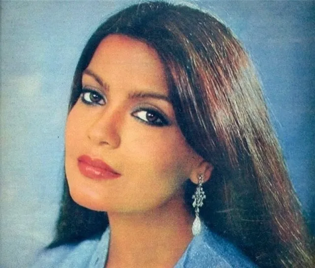Zeenat-Aman-Hot-Bikini-Photos